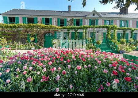 France Eure Giverny 04-2018: Giardino e casa di Claude Monet. Tra le altre attrazioni vi è il Museo dell'Impressionismo Giverny, dedicato alla storia di Foto Stock