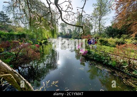 France Eure Giverny 04-2018: Giardino e casa di Claude Monet. Tra le altre attrazioni vi è il Museo dell'Impressionismo Giverny, dedicato alla storia di Foto Stock