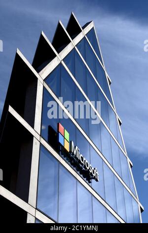 Società di logo Microsoft sulla facciata della nuova sede Microsoft, a Milano. Foto Stock