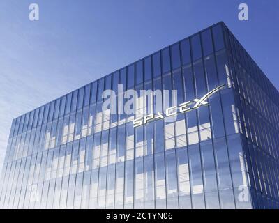 15 giugno 2020, solo per uso editoriale, 3D CGI. Logo Space X Signage sulla parte superiore dell'edificio in vetro. Luogo di lavoro nella sede centrale di High-Rise Office di notte. Foto Stock