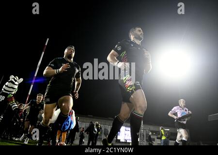 I giocatori di rugby Munster entrano in campo durante una partita Guinness Pro 14 a Legnano. Foto Stock