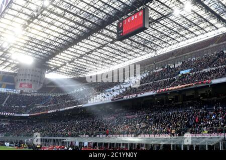 Un raggio di luce attraverso il tetto dello stadio di calcio San Siro di Milano. Foto Stock