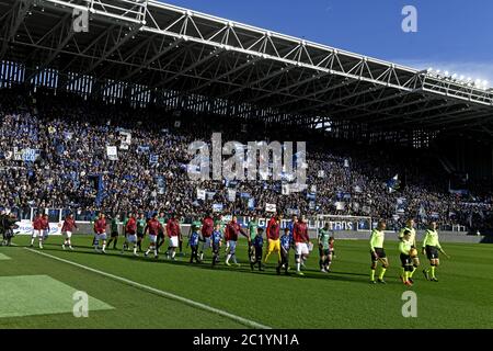 Le squadre di Atalanta e AC Milan entrano nel campo del rinnovato stadio Gewiss, a Bergamo. Foto Stock