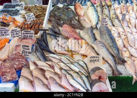 Diversi tipi di pesci e gamberetti per la vendita in un mercato di Brixton, Londra Foto Stock