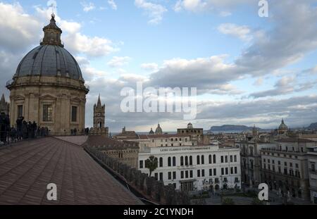 Vista sulla città di Palermo dal tetto della Cattedrale. Il centro della città è un sito patrimonio dell'umanità dell'UNESCO, a Palermo. Foto Stock