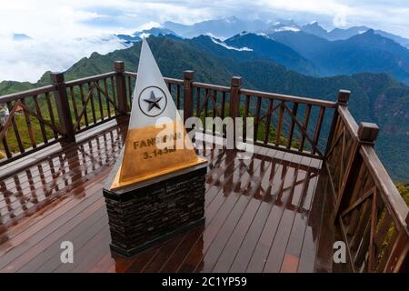 Vista del terreno montuoso dalla cima più alta dell'Indocina, il Monte Fansipan, Sapa, Lao Cai, Vietnam Foto Stock