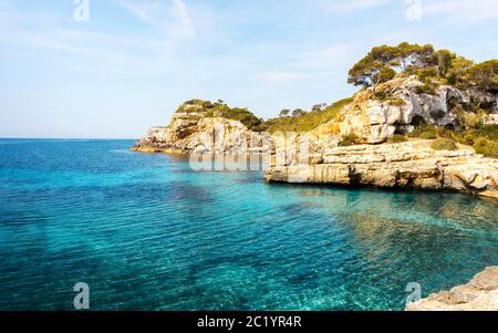 Splendida vista sul mare di Maiorca Spagna, baia con acque turchesi blu Foto Stock