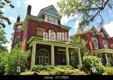 LOUISVILLE, Kentucky -30 MAGGIO 2020 - Vista di vecchie case nella storica Old Louisville a Louisville, Kentucky, Stati Uniti. Foto Stock