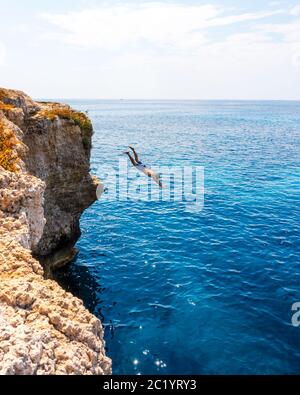 Punta rocciosa con ville private sopra il mare azzurro calmo sull'isola delle Baleari. Isola di Maiorca di acque cristalline e incredibili per nuotare. Foto Stock