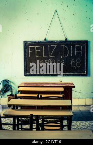 Classe in stile antico con lavagna su cui è scritto in spagnolo Happy Birthday Carlos 68, Santa Clara, Cuba Foto Stock