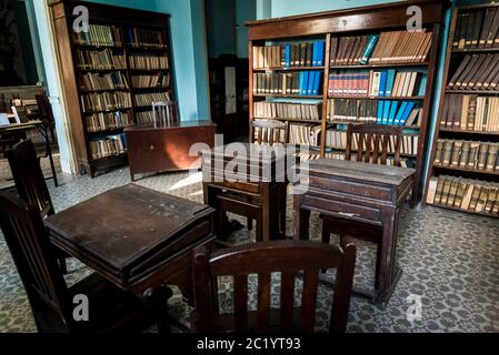 Libri antichi, Biblioteca Marti, in ex Municipio, Santa Clara, Cuba Foto Stock