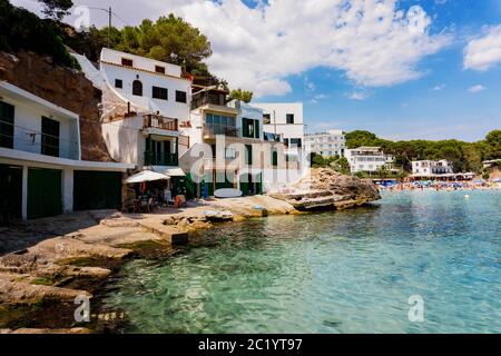 Punta rocciosa con ville private sopra il mare azzurro calmo sull'isola delle Baleari. Isola di Maiorca di acque cristalline e incredibili per nuotare. Foto Stock