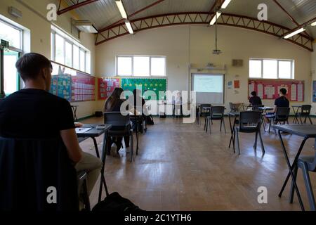 STANFORD LE HOPE, INGHILTERRA, 16 GIUGNO - insegnante di fronte ad una classe di allievi dell'anno 12. La scuola Ortu Gable Hall di Corringham, Essex, torna dopo una lunga pausa a causa della pandemia COVID-19 di martedì 16 giugno 2020. (Credit: Jacques Feeney | MI News) Credit: MI News & Sport /Alamy Live News Foto Stock