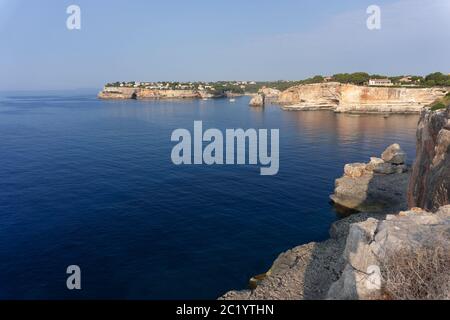 Splendida vista sul mare di Maiorca Spagna, baia con acque turchesi blu Foto Stock