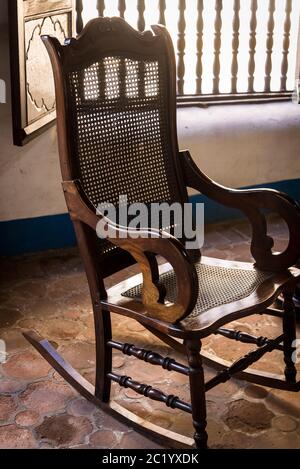 Sedia dondolante in una vecchia casa, Santiago de Cuba, Cuba Foto Stock