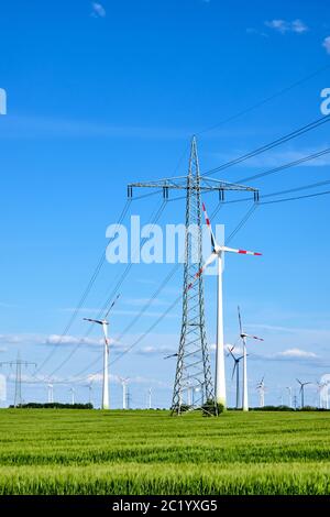 Linee di alimentazione aeree e generatori di energia di vento visto in Germania Foto Stock