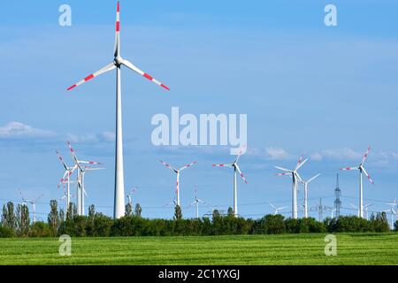 Energia di Vento in un'area agricola visto in Germania Foto Stock