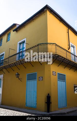 Bella casa in stile coloniale spagnolo nel centro storico della città, l'Avana Vieja, l'Avana, Cuba Foto Stock