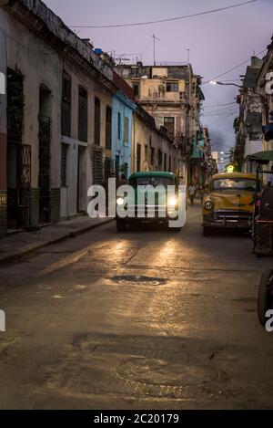 Auto d'epoca a l'Avana Centro, un quartiere di classe operaia, l'Avana, Cuba Foto Stock