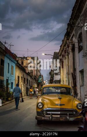 Auto d'epoca a l'Avana Centro, un quartiere di classe operaia, l'Avana, Cuba Foto Stock