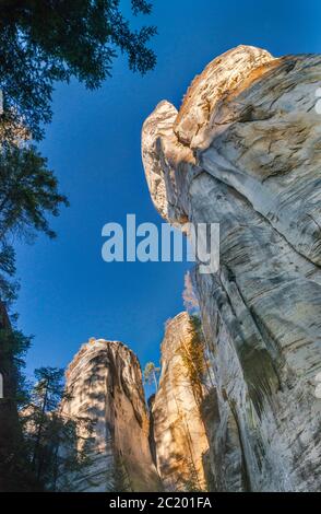 Torri di pietra arenaria a Adršpach le Rocce di Adršpach-Teplice Rocks Riserva Naturale Nazionale, Central Sudetes, Bohemia Repubblica Ceca Foto Stock