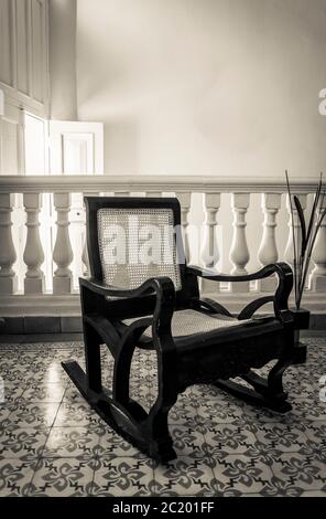 Sedia dondolante in una casa confortevole e ben fuori, Santa Clara, Cuba Foto Stock