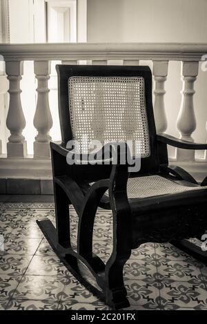 Sedia dondolante in una casa confortevole e ben fuori, Santa Clara, Cuba Foto Stock