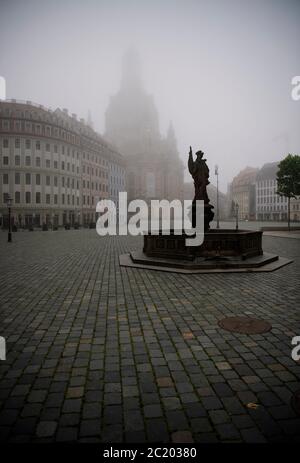 Dresda, Germania. 15 giugno 2020. I Neumarkt di fronte alla Frauenkirche e al Friedensbrunnen sono avvolti nella nebbia al mattino. Credit: Robert Michael/dpa-Zentralbild/ZB/dpa/Alamy Live News Foto Stock