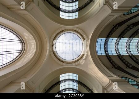 Dresda, Germania. 15 giugno 2020. Vista sulla sala a cupola della stazione principale di Dresda. Credit: Robert Michael/dpa-Zentralbild/ZB/dpa/Alamy Live News Foto Stock