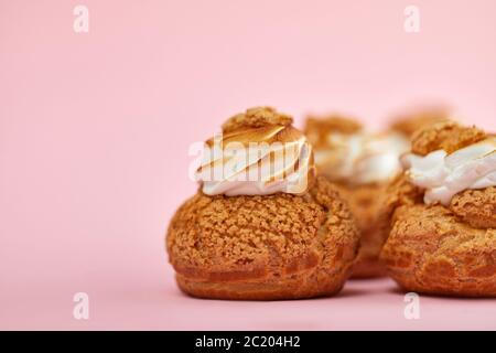 Gustosi cupcake dolci su sfondo rosa Foto Stock