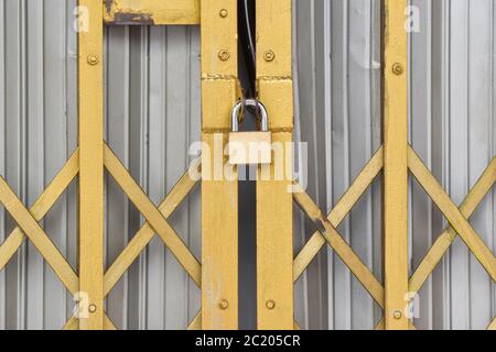 Lucchetto chiuso su una porta in metallo dorato Foto Stock