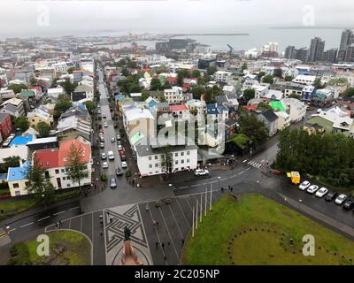 Splendida vista aerea di Reykjavik, Islanda, con paesaggi oltre la città, visto dalla torre di osservazione della Cattedrale di Hallgrimskirkja Foto Stock