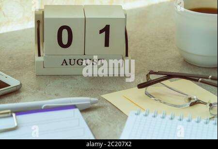 Agosto 01, data sul calendario. Cubo di legno fatto a mano con data mese e giorno. Pianificazione per il giorno. Colorazione artistica Foto Stock