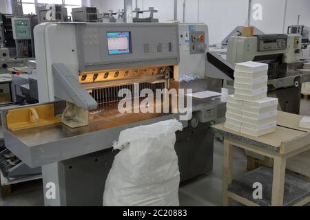 Attrezzature professionali specializzate per la produzione di prodotti stampati in tipografia Foto Stock