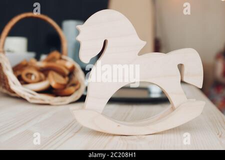 Legno bianco cavallo a dondolo. Giocattolo per bambini giocattolo Foto Stock