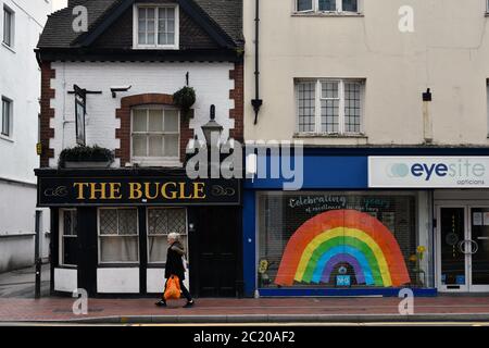 Segnaletica che celebra l'NHS in una vetrina accanto a un pub chiuso durante la pandemia di Coronavirus, lettura UK giugno 2020 Foto Stock