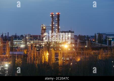 Fabbrica chimica nella notte estiva. Torri di rettifica, Foto Stock