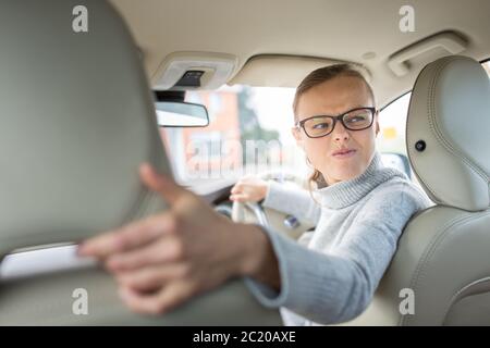 Carino, giovane, donna, guida, auto, Foto Stock