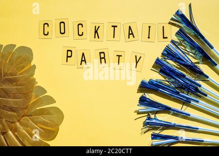 Composizione creativa con cannuccia colorata su sfondo luminoso. Paillette lucenti, paillette da cocktail, decorazioni festive alla moda. Concetto divertente progetto luminoso Foto Stock