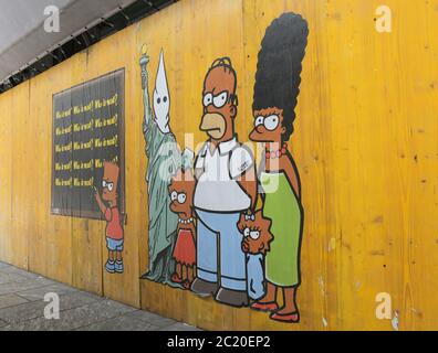 Milano, Italia. 16 Giugno 2020. Italia, Milano Alexandro Palombo Street artist nuovi murales a Milano dal titolo 'solo perché sono Nero' in memoria della morte di George Floyd che rappresenta la famiglia Simpson con pelle nera e accanto alla statua della libertà con il cappuccio del Ku Klux Klan nella foto: Lavora con i Simpsons e ritratto di George Floyd Credit: Independent Photo Agency/Alamy Live News Foto Stock