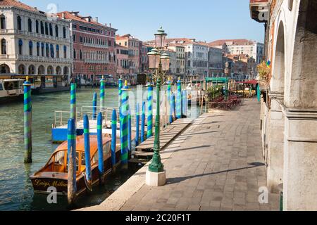 Barche vuote ormeggiate lungo la via deserta sul Canal Grande a Venezia Italia Foto Stock