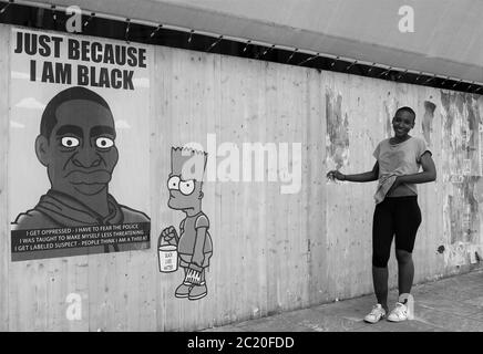 Milano, Italia. 16 Giugno 2020. Italia, Milano Alexandro Palombo Street artist nuovi murales a Milano dal titolo 'solo perché sono Nero' in memoria della morte di George Floyd che rappresenta la famiglia Simpson con pelle nera e accanto alla statua della libertà con il cappuccio del Ku Klux Klan nella foto: Lavora con i Simpsons e ritratto di George Floyd Credit: Independent Photo Agency/Alamy Live News Foto Stock