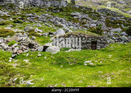 Shepherds rifugio in pietra, orri, Orris, Valle Soulcem nei Pirenei francesi, regione Ariege, Francia, Pirenei montagne Foto Stock