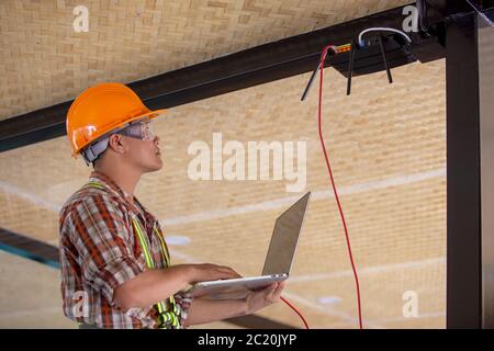 I tecnici controllano le impostazioni IP del sistema router Internet nell'edificio con un laboratorio. Foto Stock