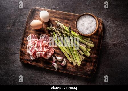 Uova di asparagi, pancetta e aglio sul macellaio. - parte superiore Foto Stock