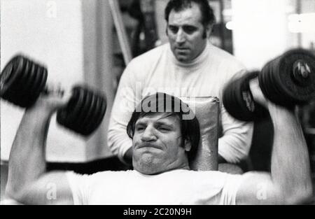 L'ex campione del mondo di Wrestling Bruno Sammartino solleva pesi molto pesanti in una palestra nel centro di Manhattan, New York City. Circa 1975. Foto Stock