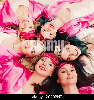 Ritratto di belle ragazze in rosa accappatoi celebrando doccia nuziale. Foto Stock