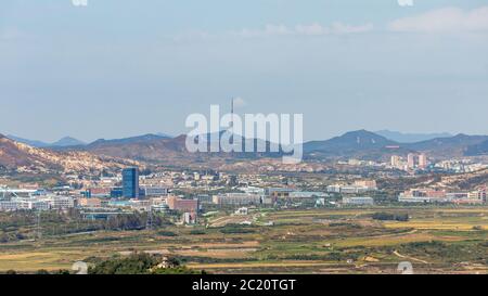 Kaesong, Corea del Nord 25 settembre 2018: Una vista del complesso industriale di Kaesong, Corea del Nord dall'Osservatorio di Dora, Corea del Sud Foto Stock