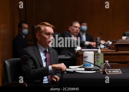 Washington, Stati Uniti. 16 Giugno 2020. Il senatore James Lankford (R-OK) parla ad Ajit Pai, presidente della Commissione federale delle comunicazioni, durante un'audizione della sottocommissione per le Stanziamenti del Senato su Capitol Hill, martedì 16 giugno 2020 a Washington, DC. Le audizioni si concentrano sulla supervisione del programma delle aste per lo spettro della Commissione federale delle comunicazioni per l'esercizio 2021. Foto in piscina di toni Sandys/UPI Credit: UPI/Alamy Live News Foto Stock
