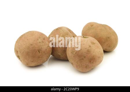 Patate appena raccolte e carote invernali su sfondo bianco Foto Stock